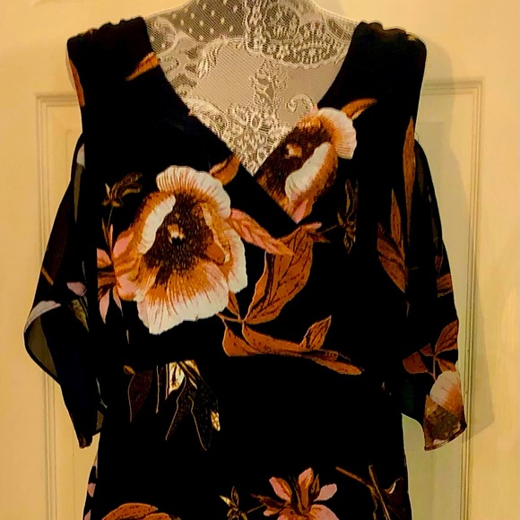 Dresses & Skirts - Ladies floral print cold shoulder dress size 1X